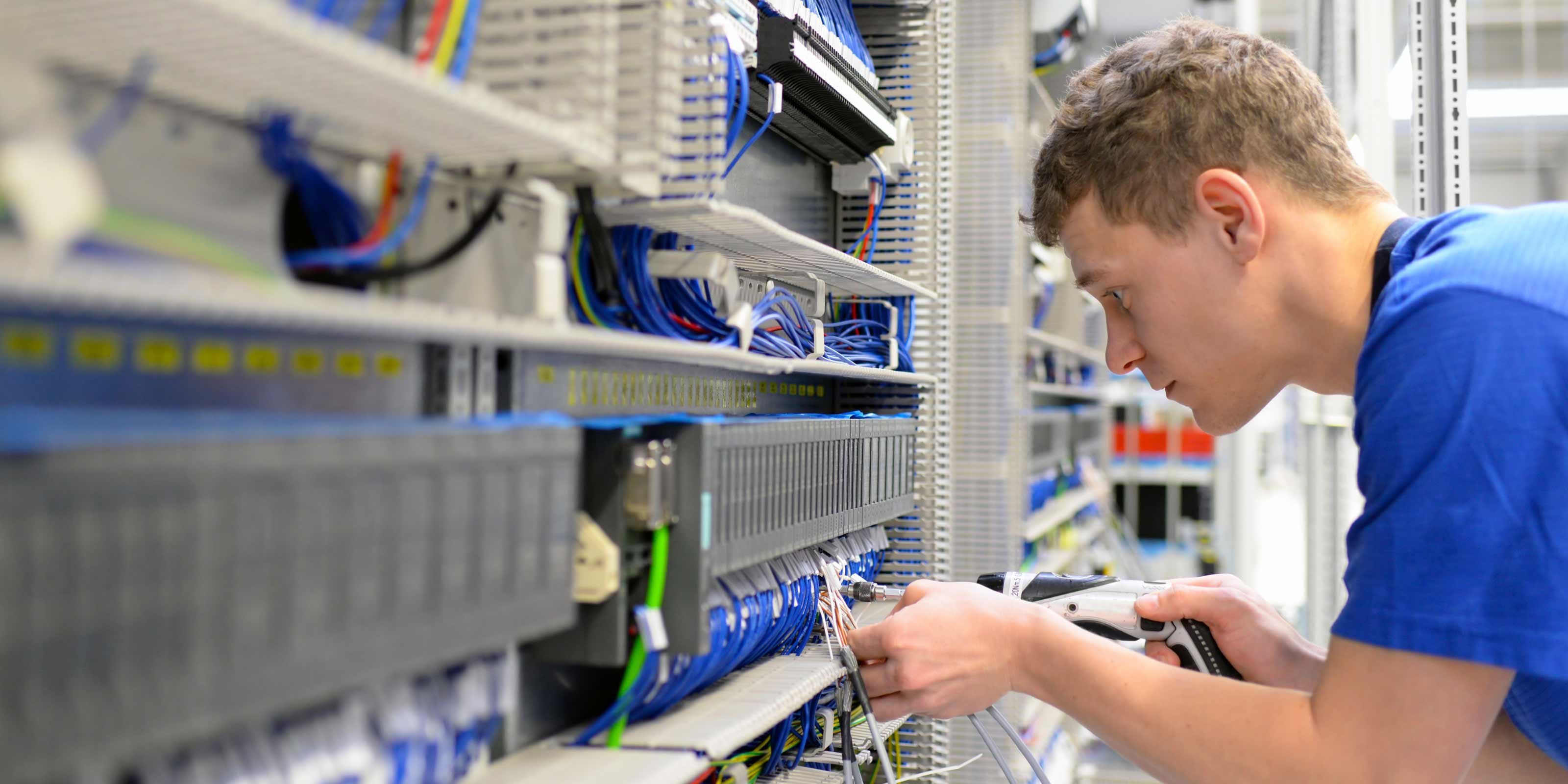 Ein Elektriker an einem Verteilerkasten